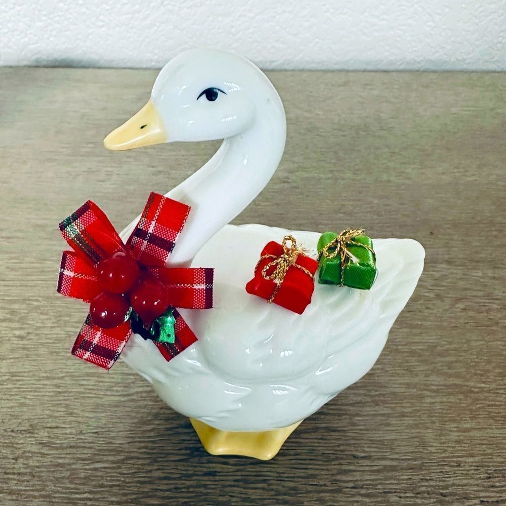 Christmas Vintage Swan Holiday Figurine
